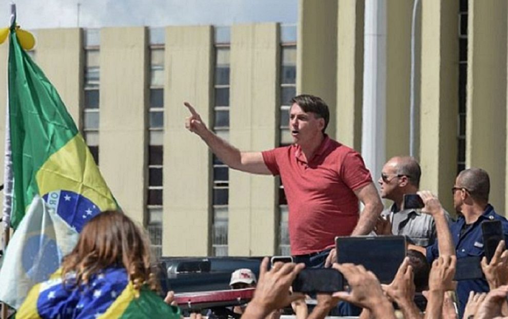 Bolsonaro desonrou as For�as Armadas em plena comemora��o do Dia do Ex�rcito | Carlos Sousa